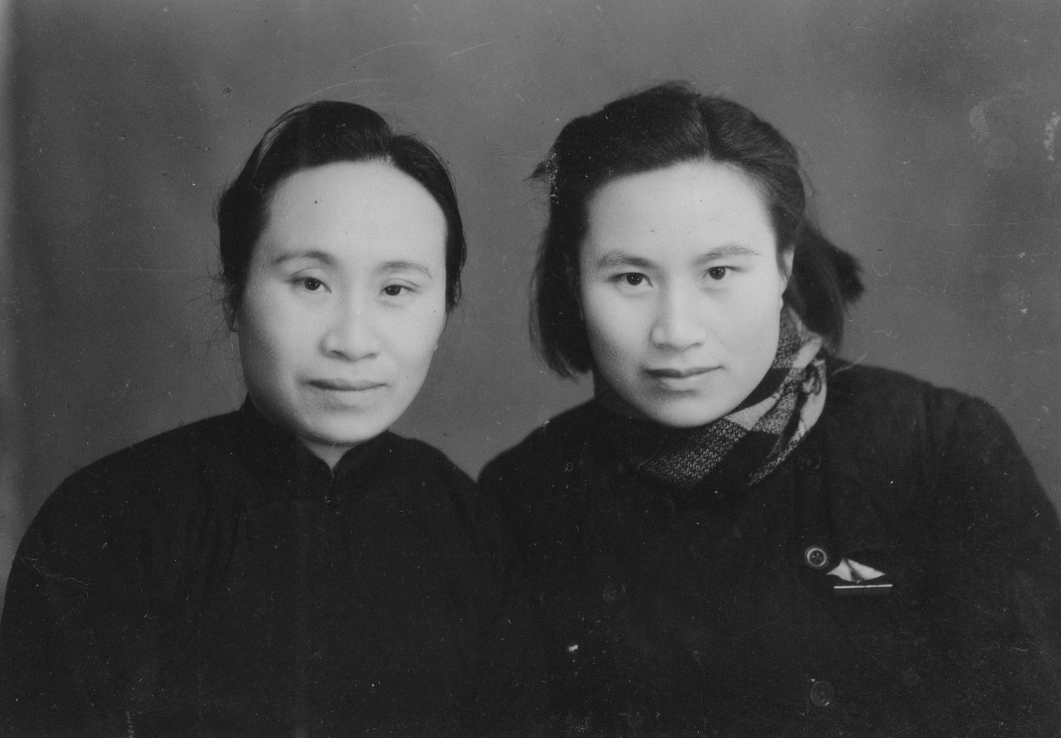 (返回目录),(下一照片),(上一照片)葛琴与父亲葛沐春(坐者),弟弟葛行